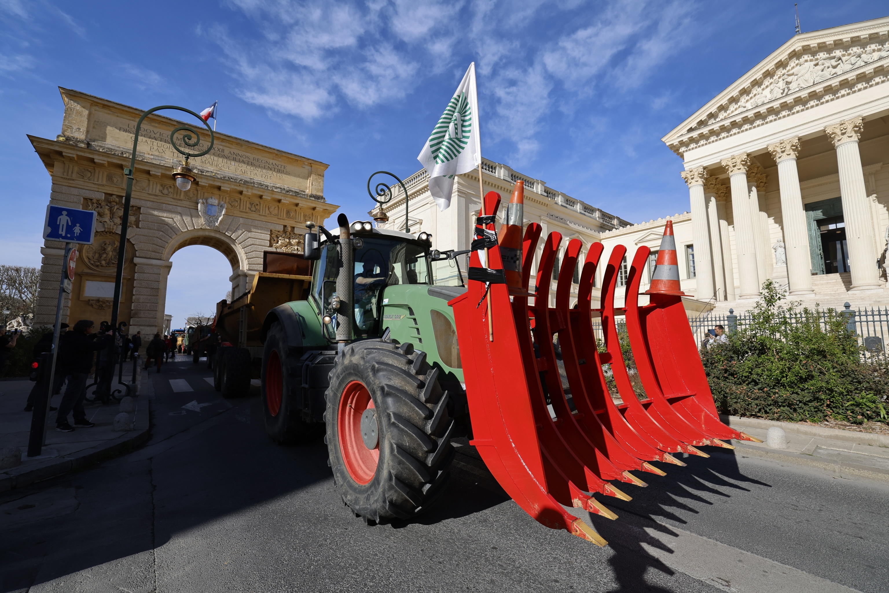 Protesta Agricoltori In Francia Trattori E Blocchi Stradali A Parigi protesta-agricoltori-in-francia-trattori-e-blocchi-stradali-a-parigi