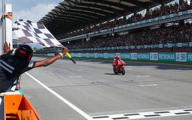 epa11698438 Italian MotoGP rider Francesco Bagnaia of Ducati Lenovo Team wins the Malaysia Motorcycling Grand Prix 2024 at the Petronas Sepang International Circuit, in Sepang, Malaysia, 03 November 2024.  EPA/FAZRY ISMAIL