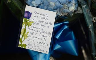 LONDON, ENGLAND - JANUARY 06: Messages on floral tributes are shown as tributes are made to the former Chelsea striker and manager Gianluca Vialli following his death at the age 58, at Stamford Bridge on January 06, 2023 in London, England. Former Italy, Juventus and Chelsea footballer Gianluca Vialli died today, aged 58, from pancreatic cancer. Vialli made 59 appearances for Italy, scoring 16 goals. He joined Chelsea as a striker in 1996 and later assumed the role of their player-manager winning the Cup Winners' Cup in 1998, and the League Cup. He is survived by his wife and two daughters. (Photo by Leon Neal/Getty Images)