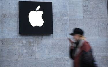 BERLIN, GERMANY - JANUARY 04: A woman holding a smartphone walks past the Apple Store on January 04, 2019 in Berlin, Germany. Apple has temporarily halted sales of its iPhone 7 and 8 models in Germany following a court case launched by Qualcomm over a possible patent infringement. (Photo by Sean Gallup/Getty Images)