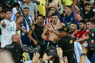 RIO DE JANEIRO, BRAZIL - NOVEMBER 21: Argentina supporters clash with police officers during FIFA World Cup 2026 Qualifier match between Brazil and Argentina at Maracana Stadium on November 21, 2023 in Rio de Janeiro, Brazil. (Photo by Marcello Dias/Eurasia Sport Images/Getty Images)
