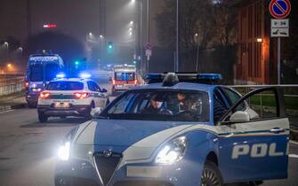 Disordini e incendi appiccati al interno del carcere minorile Beccaria dopo la fuga di alcuni detenuti avvenuta nel pomeriggio. Sono quattro gli agenti di Polizia penitenziaria portati in ospedale dopo essere rimasti intossicati. Polizia Di stato/vigli del fuoco e personale medico sul posto,  Milano,  25 Dicembre, Andrea Fasani, Ansa