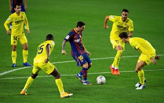 epa08702663 FC Barcelona's Lionel Messi (C) takes on the defence during the Spanish LaLiga soccer match between FC Barcelona and Villarreal CF held at Camp nou Stadium, in Barcelona, Spain, 27 September 2020.  EPA/ENRIC FONTCUBERTA