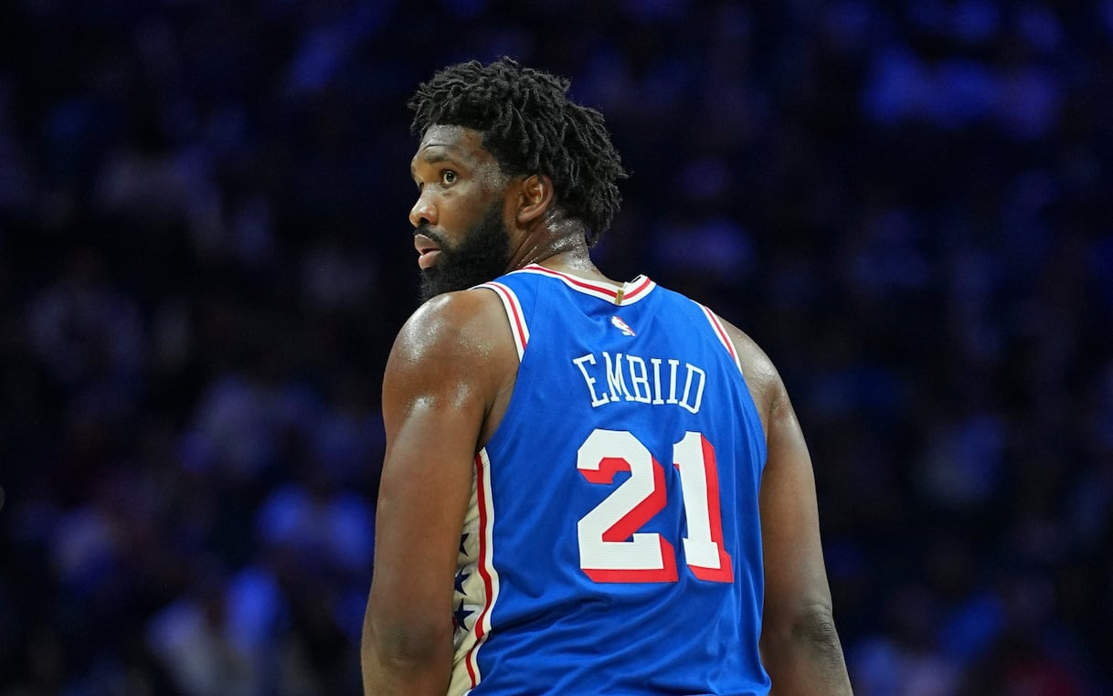 https://static.sky.it/editorialimages/f83c4855e4a3a4d34367b0b5a63713bf9a17cd67/skysport/it/nba/2025/10/26/nba-joel-embiid-minutaggio-restrizioni/joel_embiid_getty_1.jpg?im=Resize,width=1218