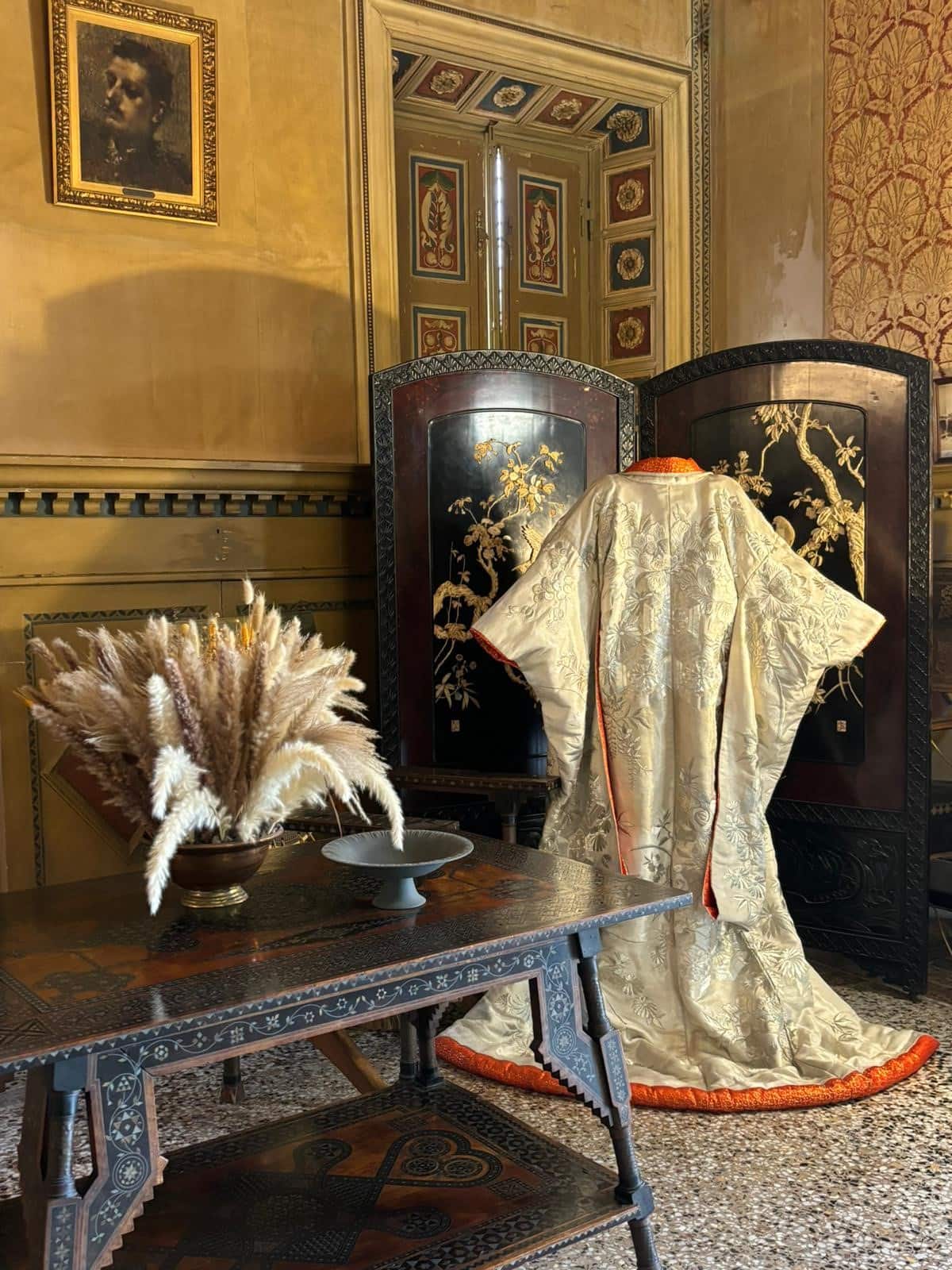 Costume_di_Madama_Butterfly_davanti_al_paravento_dono_dal_Giappone_per_Giacomo_Puccini_-_foto_Fondazione_Simonetta_Puccini.jpeg