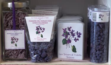 Le botteghe artigiane: tra violette e blu di pastel