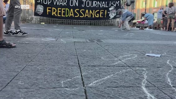 Napoli, flash mob Free Assange per giornalisti uccisi a Gaza Napoli, flash mob Free Assange per giornalisti uccisi a Gaza