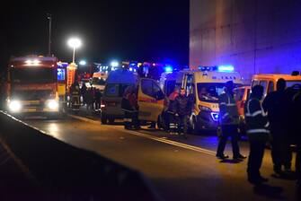 epa10496186 Ambulances line up near the scene of a train collision near Larissa city, Greece, 01 March 2023. The two trains   a passenger train travelling from Athens to the northern city of Thessaloniki, and a cargo train from Thessaloniki to Larissa, collided head-on outside the central Greek city, Konstantinos Agorastos, the governor of the Thessaly region told local media. Sixteen people have been killed and at least 85 injured, and 250 passengers were evacuated safely to Thessaloniki on buses.  EPA/APOSTOLIS DOMALIS