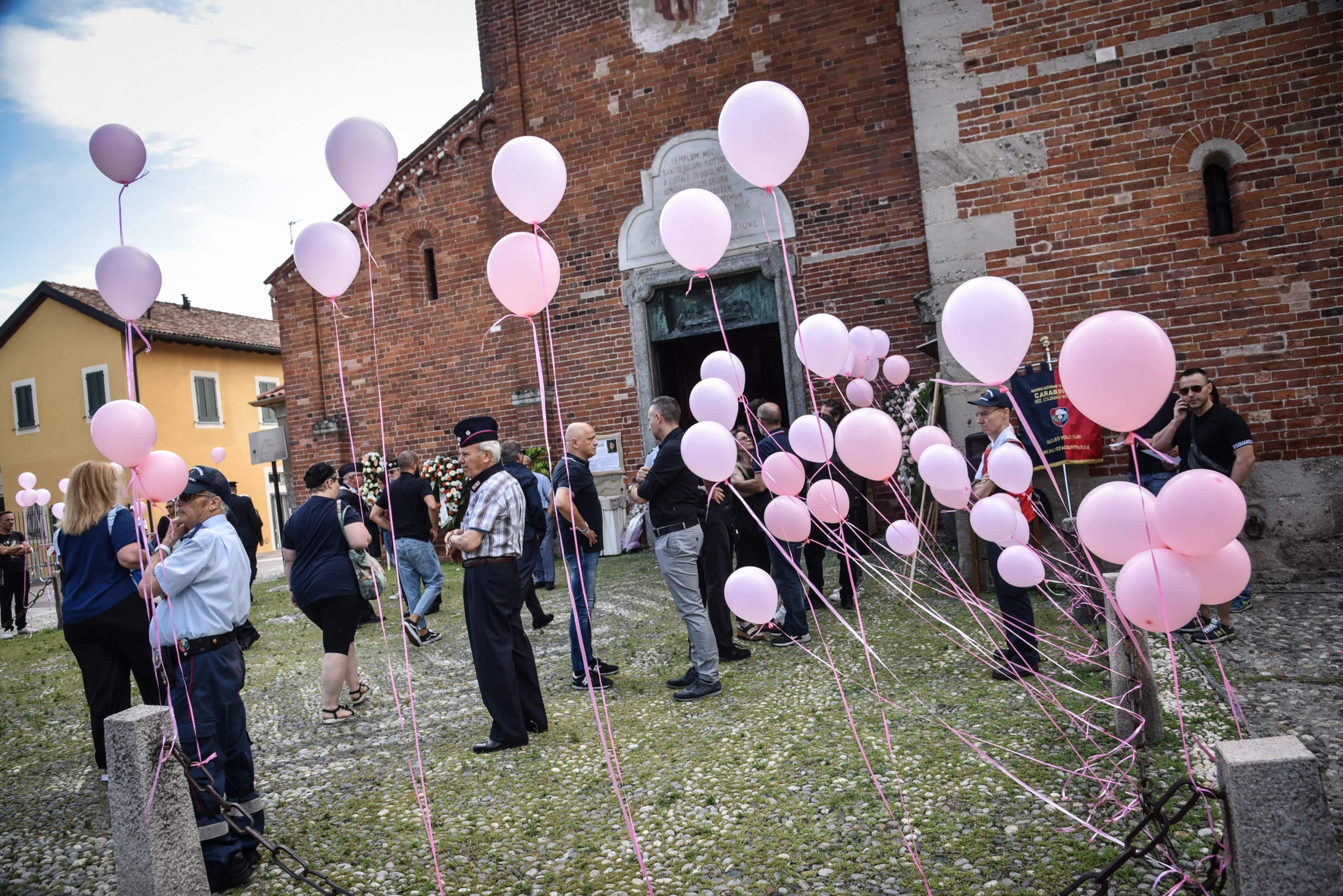 I funerali di Sofia Castelli, la ventenne uccisa a coltellate nel sonno una settimana fa nella sua abitazione dall'ex fidanzato, il 23enne italo-marocchino Zakaria Atqaoui che ha confessato e che si trova in carcere, nella chiesa di San Giuliano a Cologno Monzese, in provincia di Milano, 05 Agosto 2023.
ANSA/ MATTEO CORNER