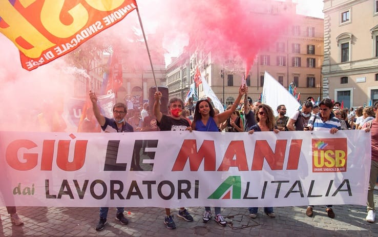 Alitalia workers protest against the plan of the NewCo which provides for the recruitment of only 2,800 people, against the 10,500 workers of the old company, in Rome, Italy, 10 September 2021.  ANSA / MAURIZIO BRAMBATTI