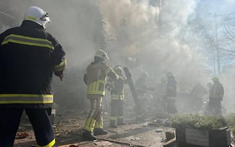 Vigili del fuoco fra le macerie a Kiev