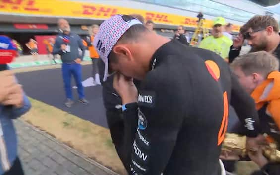 https://static.sky.it/editorialimages/f884fe5e5ff6ebff50c891b1b30cc81cad975712/skysport/it/motori/formula-1/video/2025/07/06/f1-gp-silverstone-norris-festa-colpo-naso-video/f1_norris_gp_silverstone_colpo_naso_2025.jpg?im=Resize,width=565