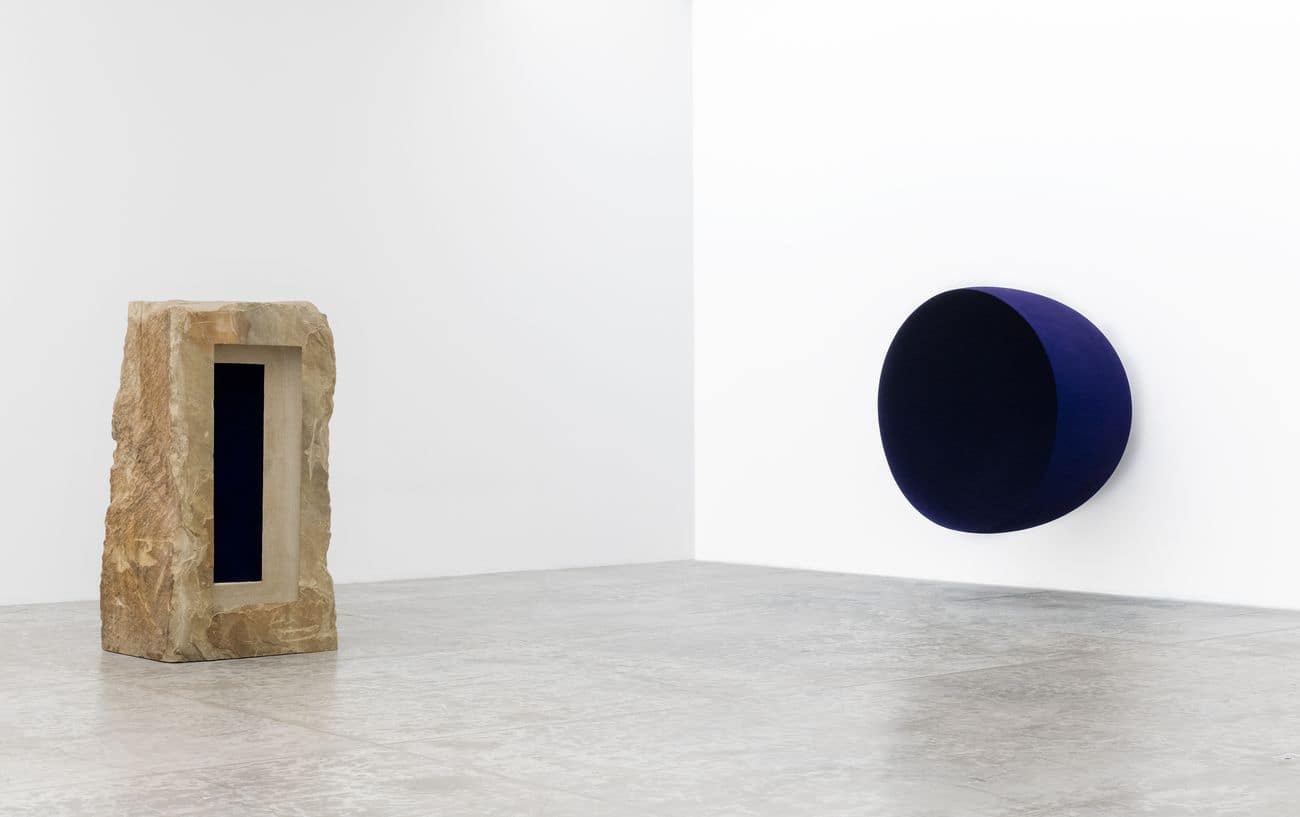 Left-Untitled-1992.-Sandstone-and-pigment-230-x-122-x-103-cm.-Right-Void-1989.-Fibreglass-and-pigment-200-x-200-x-152.5-cm.jpg