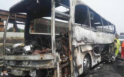 Pullman prende fuoco in autostrada, in salvo una scolaresca di Padova