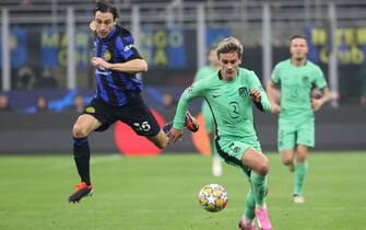 Inter Milan's Matteo Darmian (L) challenges for the ball with Atletico De Madrid's Antoine Griezmann during  the first leg of the round of 16 of the UEFA Champions League at Giuseppe Meazza stadium in Milan, 20 February 2024.
ANSA / MATTEO BAZZI






