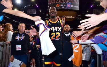 PHOENIX, AZ - NOVEMBER 25: Deandre Ayton #22 of the Phoenix Suns high fives fans after the game against the Detroit Pistons on November 25, 2022 at Footprint Center in Phoenix, Arizona. NOTE TO USER: User expressly acknowledges and agrees that, by downloading and or using this photograph, user is consenting to the terms and conditions of the Getty Images License Agreement. Mandatory Copyright Notice: Copyright 2022 NBAE (Photo by Barry Gossage/NBAE via Getty Images)