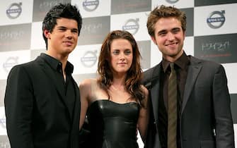 TOKYO - FEBRUARY 27:  (L-R) American actor Taylor Lautner, American actress Kristen Stewart and British actor Robert Pattinson pose for photographs during the 'Twilight' press conference at Ebisu Garden Place on February 27, 2009 in Tokyo, Japan. The film will open in Japan on April 4.  (Photo by Kiyoshi Ota/Getty Images)