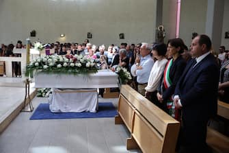 Amici e parenti assistono  ai funerali della ragazza di 17 anni uccisa lo scorso mercoledì dentro la chiesa di Santa Maria della Presentazione, a Roma, 5 luglio 2023. Un cuore di rose rosse e bianche con la scritta "Ti amo" è la corona di fiori che il fidanzato di Michelle Causo ha fatto lasciare davanti alla chiesa.
 ANSA/MASSIMO PERCOSSI