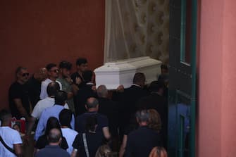 La bara bianca di Michelle Causo è stata accolta da applausi e lacrime prima di entrare nella chiesa di S. Maria della presentazione, a Roma, 5 luglio 2023. 
ANSA/MASSIMO PERCOSSI