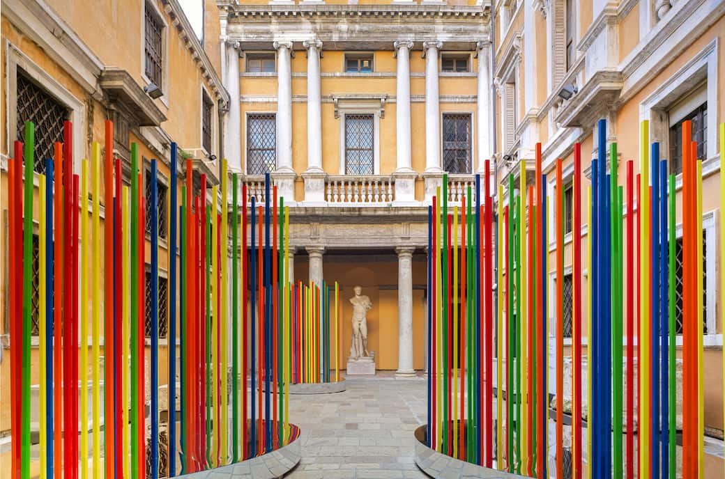 Kengo Kito, LINES, Metallo colorato, plexiglass, legno, 2025, A cura di Masahiko Haito, Organizzato da anonymous art project, photo credit: Jean Porcel, courtesy: Veronesi Namioka
