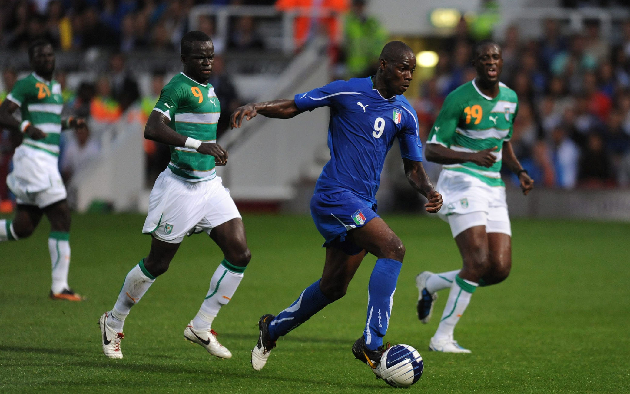 epa02281537 Italy's Mario Balotelli runs at the  Ivory Coast defense during an international friendly soccer match at Upton Park in London, Britain, 10 August, 2010. Ivory Coast won 1-0.  EPA/ANDY RAIN