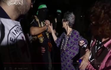 Donna israeliana saluta il suo carceriere di Hamas