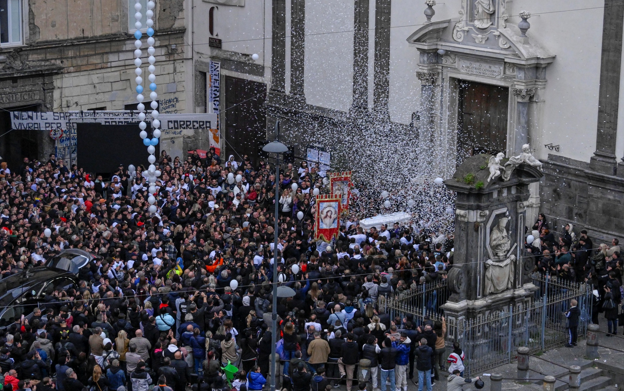 La bara bianca di Arcangelo Correra, il diciottenne ucciso nel centro storico di Napoli dal colpo di pistola sparato per errore da un suo amico, è stata portata a spalla da parenti e amici fino al luogo in cui, all'alba dello scorso 9 novembre, venne ferito a morte, Napoli, 14 novembre 2024. ANSA/CIRO FUSCO