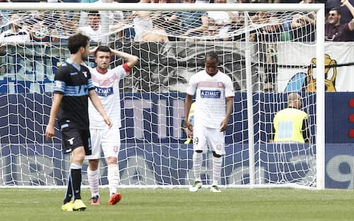 Carpi's Jerry Mbakogu (R) shows his dejection after mistaked the penalty during the Italian Serie A soccer match Carpi FC vs SS Lazio at Alberto Braglia Stadium in Modena, Italy, 08 May 2016.
ANSA/ELISABETTA BARACCHI
