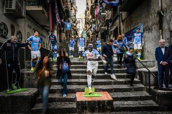 Gli undici giocatori azzurri, con al fianco il tecnico Spalletti e il presidente De Laurentiis, sagome ad altezza naturale: e' questo il nuovo segno di grande amore e attesa della città di Napoli per il sogno scudetto che è stato posto dai tifosi partenopei dei Quartieri Spagnoli sulle scale di Vico Colonne a Cariati, nel pieno dei vicoli del centro, a 50 metri da piazzetta Maradona,  Napoli, 26 Febbraio 2023. ANSA/CESARE ABBATE