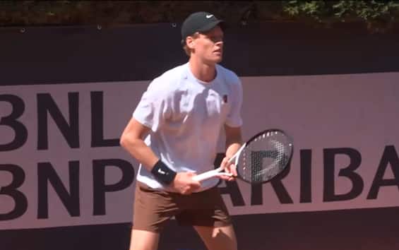 https://static.sky.it/editorialimages/f8fe5fdf67f526a6a8eff6579e43b11c95bb93a5/skysport/it/tennis/video/2025/05/11/sinner-atp-roma-allenamento-oggi-news-video/SINNER_SCREEN_4.jpg?im=Resize,width=565
