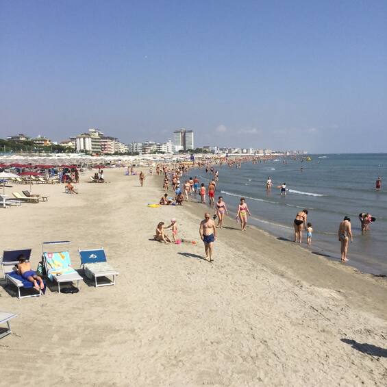 Travolta e uccisa da una ruspa in spiaggia a Cervia