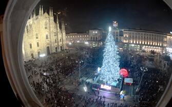 Milano - Piazza Duomo, accensione Albero di Natale (Milano - 2024-12-06, Maurizio Maule) p.s. la foto e'\'' utilizzabile nel rispetto del contesto in cui e'\'' stata scattata, e senza intento diffamatorio del decoro delle persone rappresentate