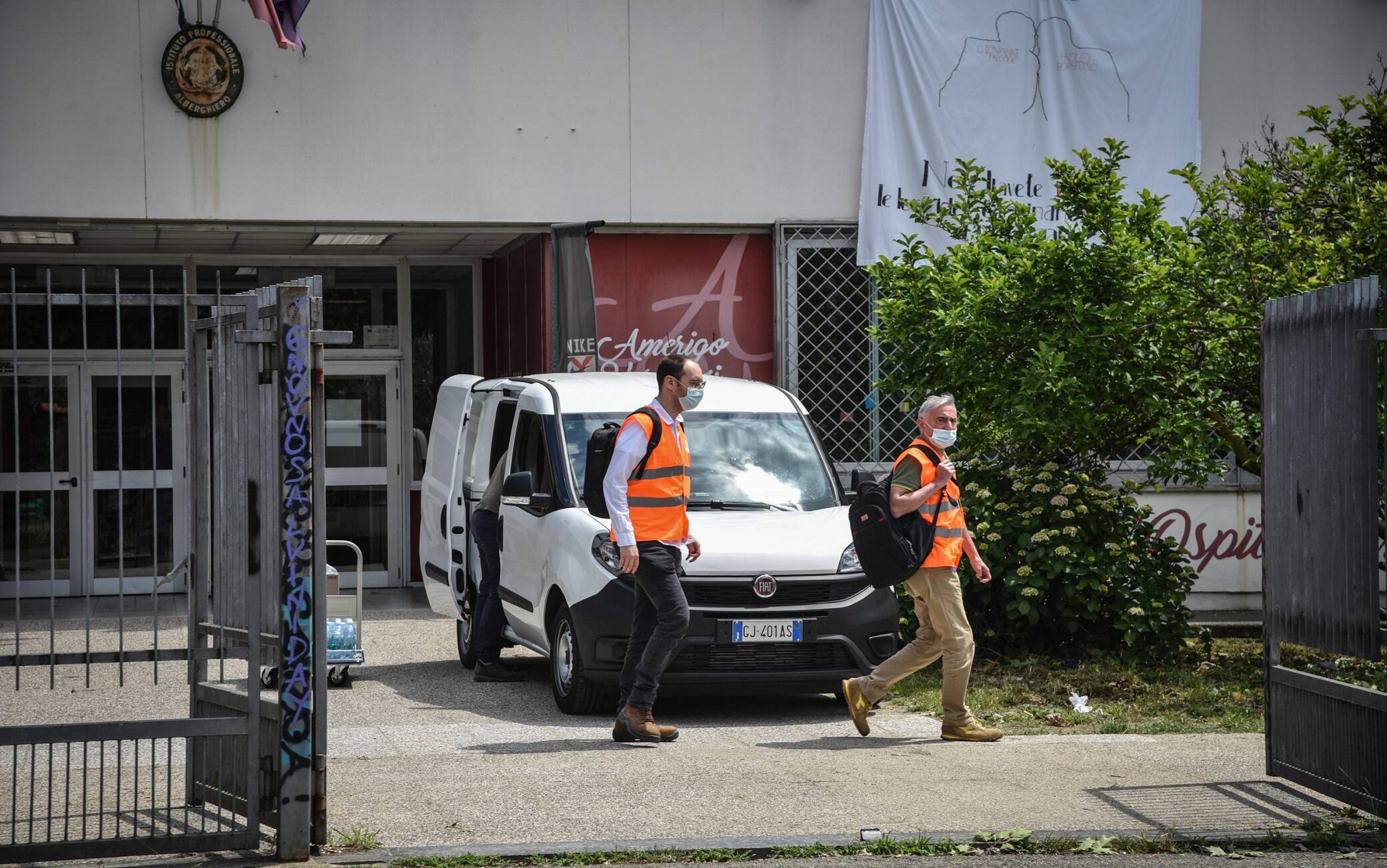 L'istituto Amerigo Vespucci, un Ipsar che si trova in via Valvassori Peroni, dove l'esplosione di un power bank, una batteria di emergenza per telefonini, che si trovava in uno zaino di uno studente ha causato 3 feriti lievi, Milano, 30 maggio 2022.ANSA/MATTEO CORNER