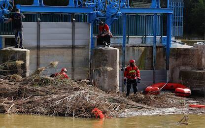 epa11707354 Firefighters search for missing people at a beach in Valencia, Spain, 07 November 2024. The devastating floods in Valencia and neighboring provinces have caused at least 216 fatalities, as efforts to search for missing people, provide supplies, and care for the victims continue after the DANA (high-altitude isolated depression) weather phenomenon hit the east of the country on 29 October.  EPA/J.J. GUILLEN
