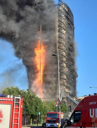 incendio milano oggi