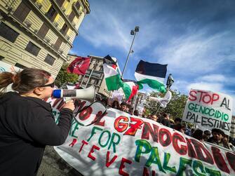 Manifestazione studentesca contro il G7 dei ministri degli esteri e in solidarietà con il popolo palestinese.  Napoli 19 Aprile 2024. ANSA/CESARE ABBATE