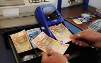 banconote di euro di diverso taglio e una macchinetta conta soldi