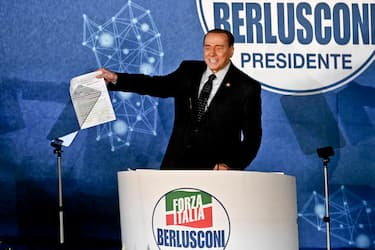 Il presidente di Forza Italia, Silvio Berlusconi, parla dal palco della convention azzurra a Napoli leggendo un discorso da lui scritto su alcune pagine , 21 maggio 2022. ANSA/ CIRO FUSCO