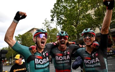 epa10764775 Belgian rider Jordi Meeus (L) of team BORA-hansgrohe celebrates with teammates after winning the 21st and final stage of the Tour de France 2023 over 115kms from Saint-Quentin-en-Yvelines to Paris Champs-Elysee, France, 23 July 2023.  EPA/MARCO BERTORELLO / POOL