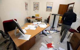I danni all'interno della sede della Cgil di Roma