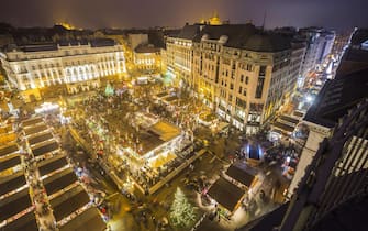 epa05681508 General view of the annual Christmas market in Vorosmarty square, downtown of Budapest, Hungary, 18 December 2016, on the fourth Sunday of Advent.  EPA/BALAZS MOHAI HUNGARY OUT