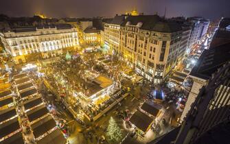 epa05681508 General view of the annual Christmas market in Vorosmarty square, downtown of Budapest, Hungary, 18 December 2016, on the fourth Sunday of Advent.  EPA/BALAZS MOHAI HUNGARY OUT