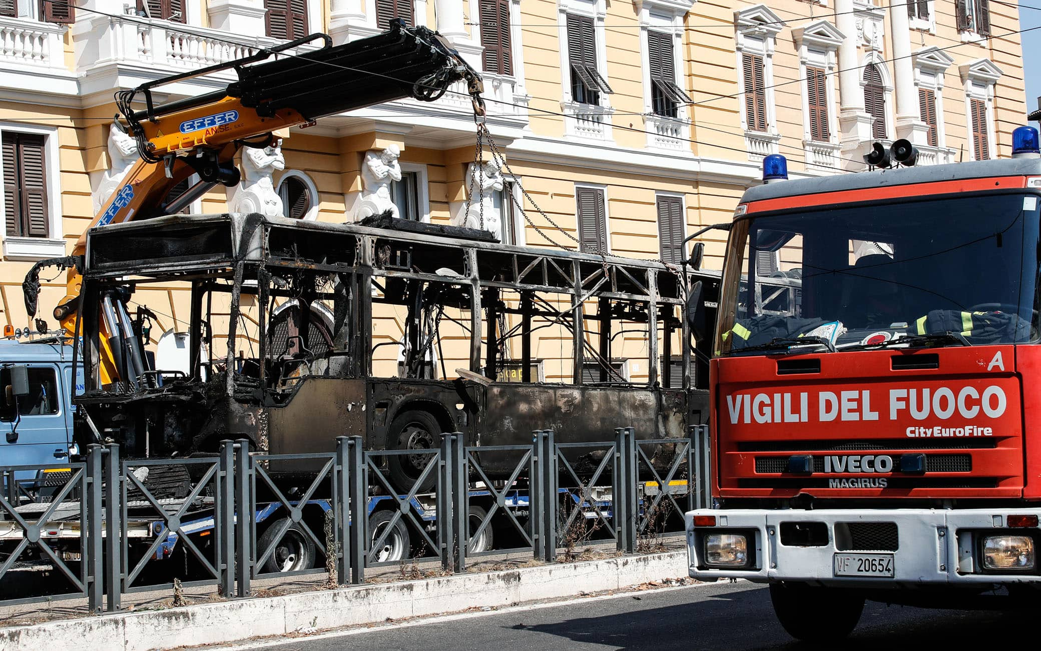 Autobus Atac linea 19 prende fuocoin viale Regina Margherita, Roma, 10 Agosto 2020. ANSA/GIUSEPPE LAMI