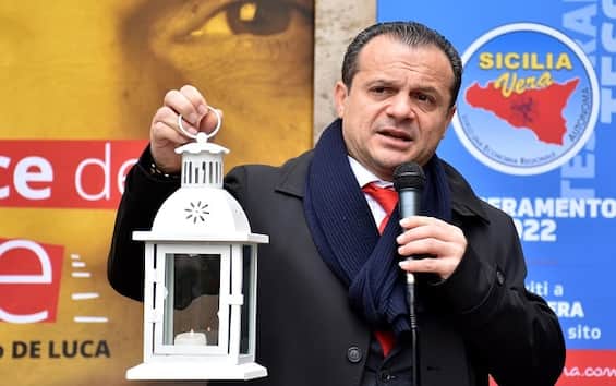 Taormina, obbligo di esporre rifiuti di notte: polemiche. De Luca: "Non torno indietro"