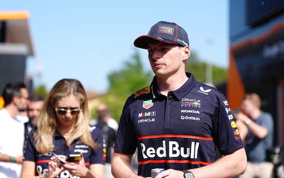 https://static.sky.it/editorialimages/f971adee3f0688d95fddb180d3f836912642f0f2/skysport/it/motori/formula-1/video/2025/05/15/f1-gp-imola-verstappen-red-bull-intervista-video/f1_getty_verstappen_imola_2025.jpg?im=Resize,width=565