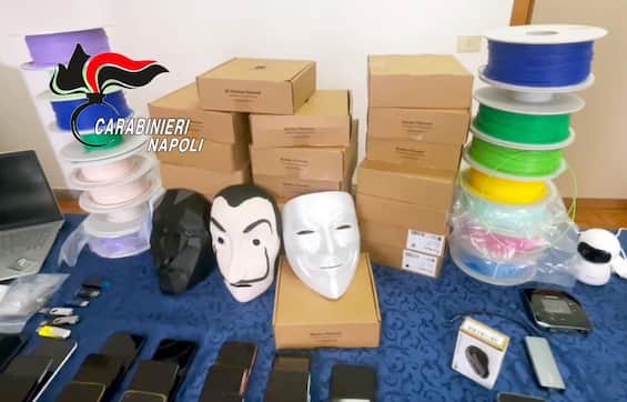 Napoli, scoperte maschere da film in un laboratorio per truffe online