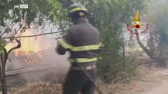 sardegna forte vento alimenta incendi nel sud della regione