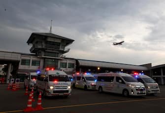epa11357708 Rescue medical teams prepare to move the injured to a hospital near Suvarnabhumi Airport, in Samut Prakan province, Thailand, 21 May 2024. According to Singapore Airlines, at least one person died and more than 30 passengers were injured when a Singapore Airlines plane travelling from London to Singapore was diverted to Bangkok in an emergency due to severe turbulence.  EPA/NARONG SANGNAK CAPTION CORRECTION