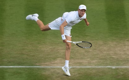 LONDON, ENGLAND - JULY 07: Jannik Sinner of Italy serves against Grigor Dimitrov of Bulgaria during the Gentlemen's Singles fourth round match on day eight of The Championships Wimbledon 2025 at All England Lawn Tennis and Croquet Club on July 07, 2025 in London, England. (Photo by Julian Finney/Getty Images)