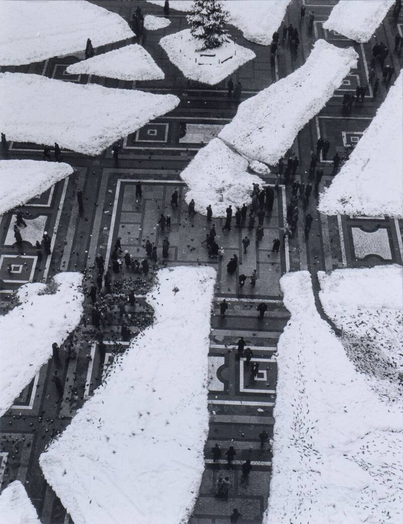 Mario De Biasi, Sagrato di Piazza del Duomo, 1951